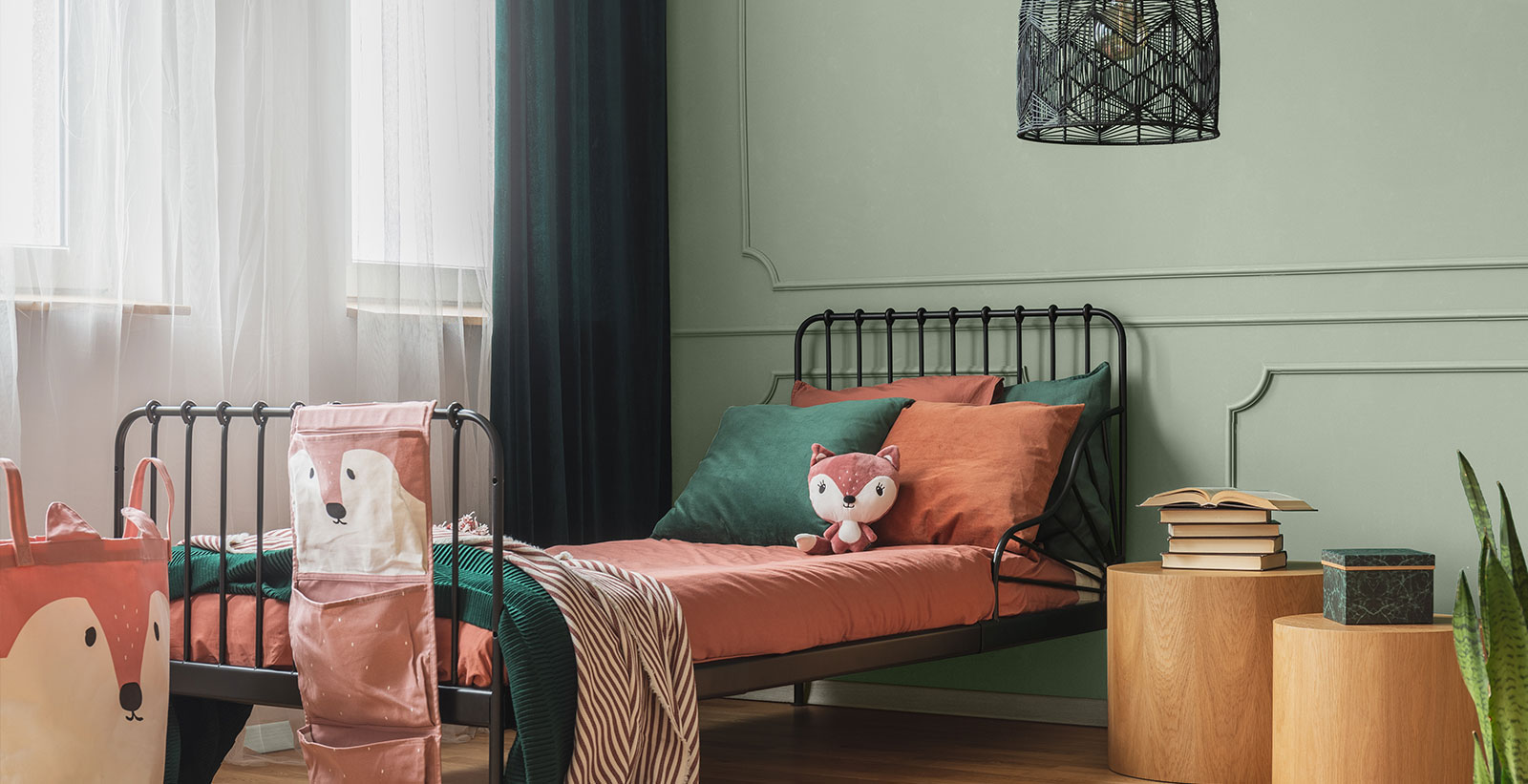 Green outlet kids room