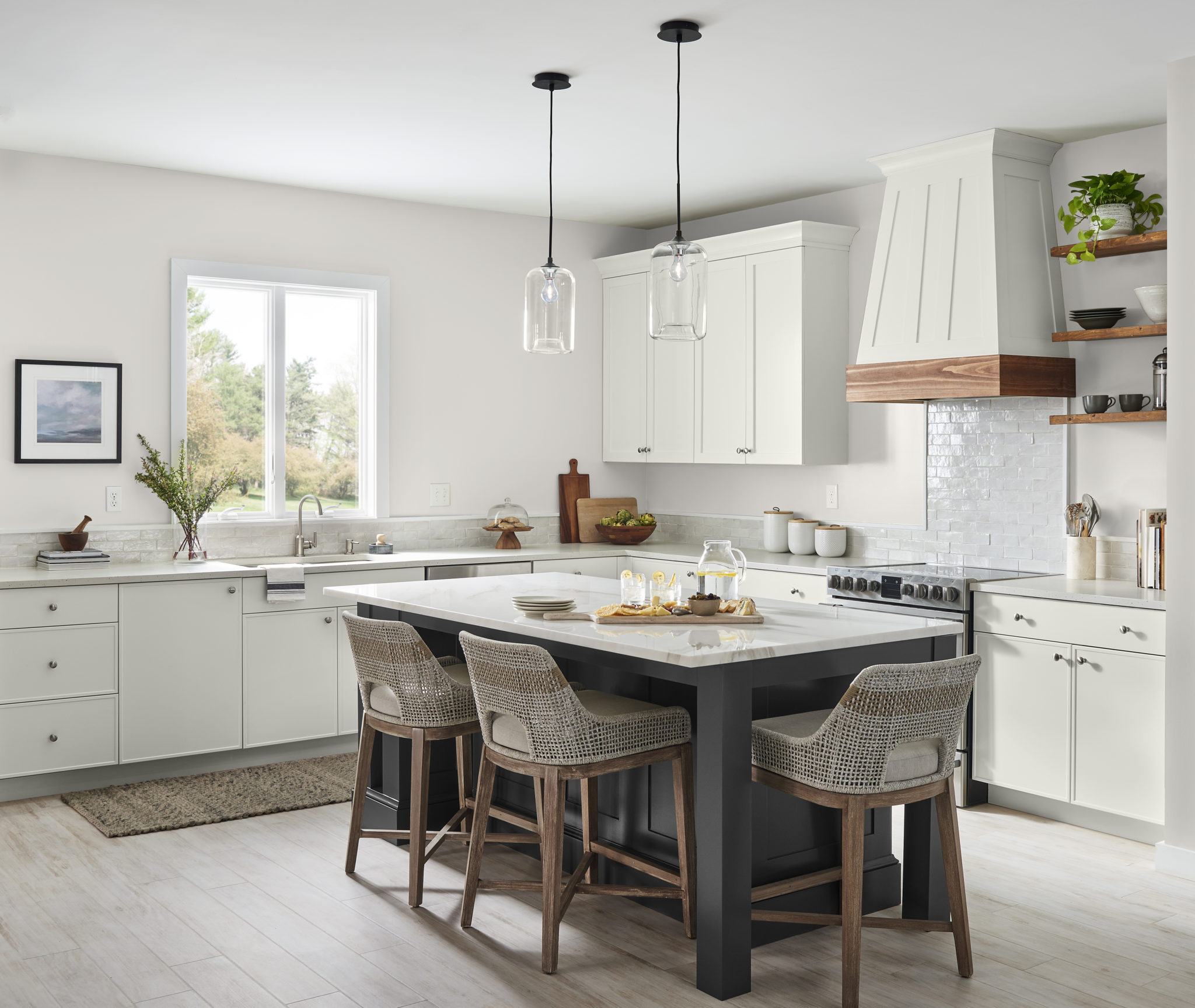 Kitchen with walls and cabinets painted in white.