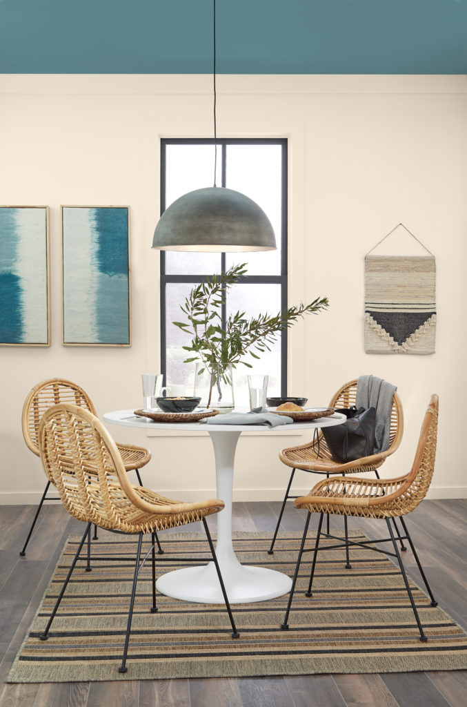 Coastal dining room with a warm white on the walls that is Vanilla Frost. 