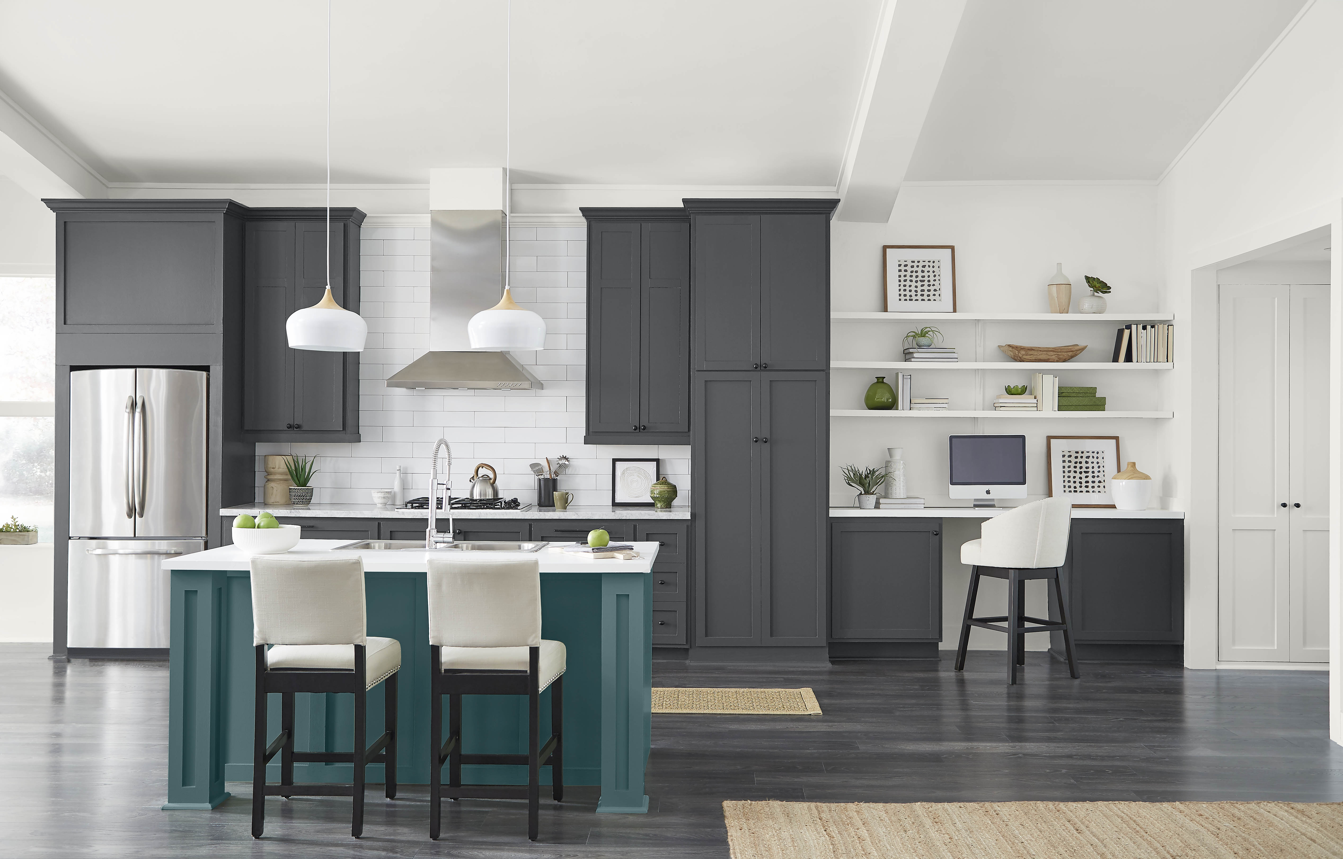 A classic kitchen with cabinets in the colour Cracked Pepper and a kitchen island in the colour Sophisticated Teal
