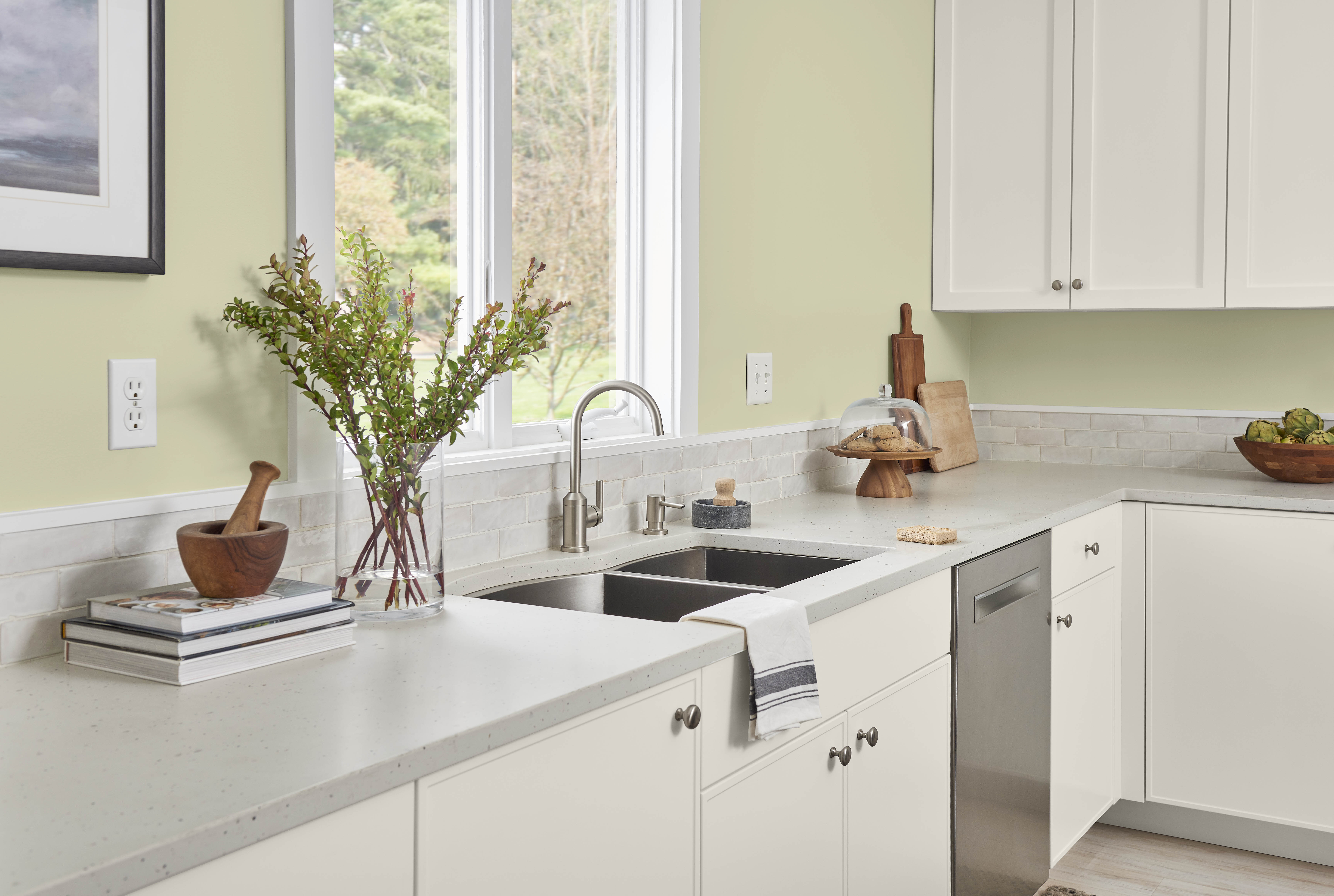 A bright and cheerful kitchen with walls in the colour Hybrid and cabinets in the colour Smoky White