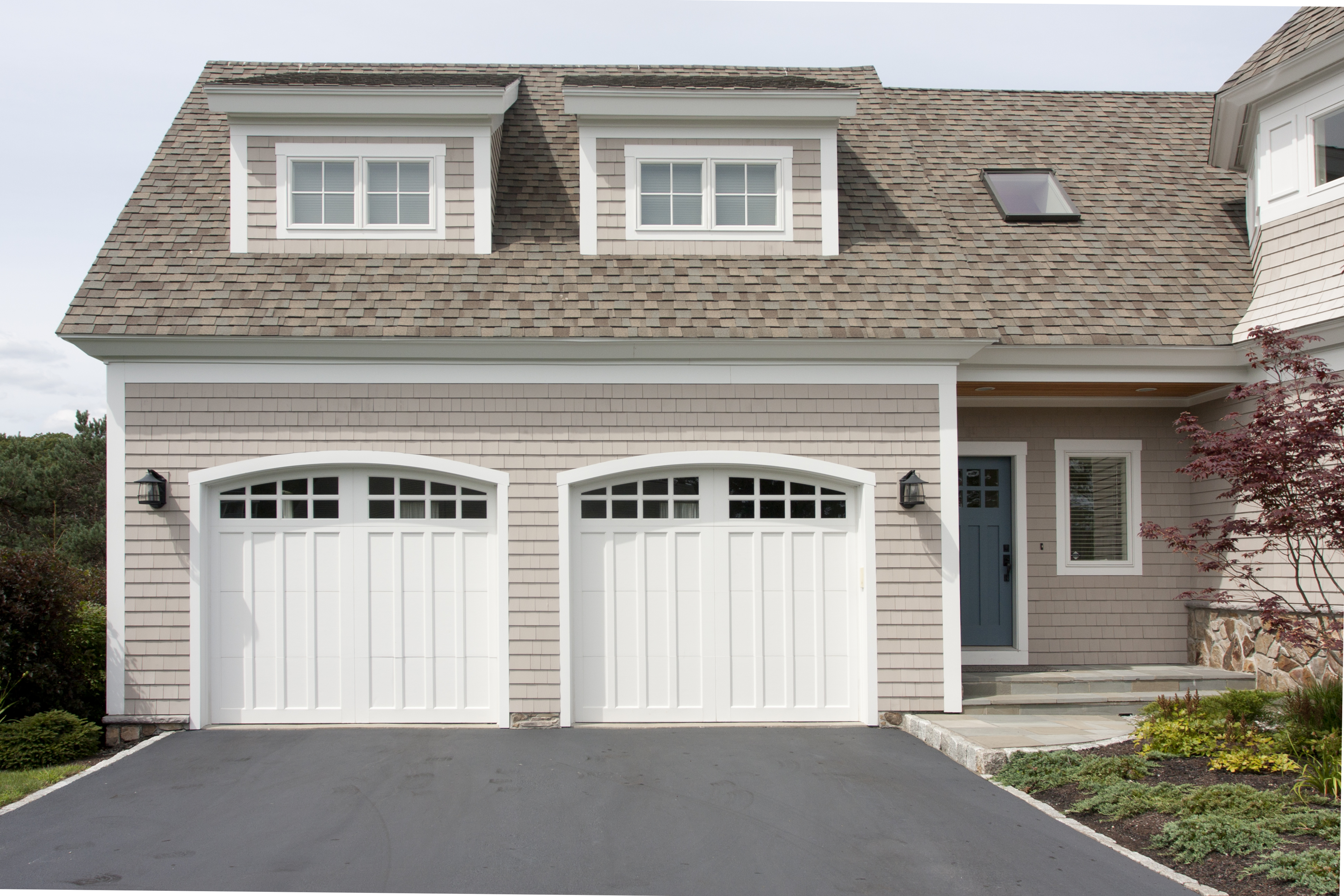 A house exterior with siding in the colour Old Map and trim and garage doors in the colour Polar Bear