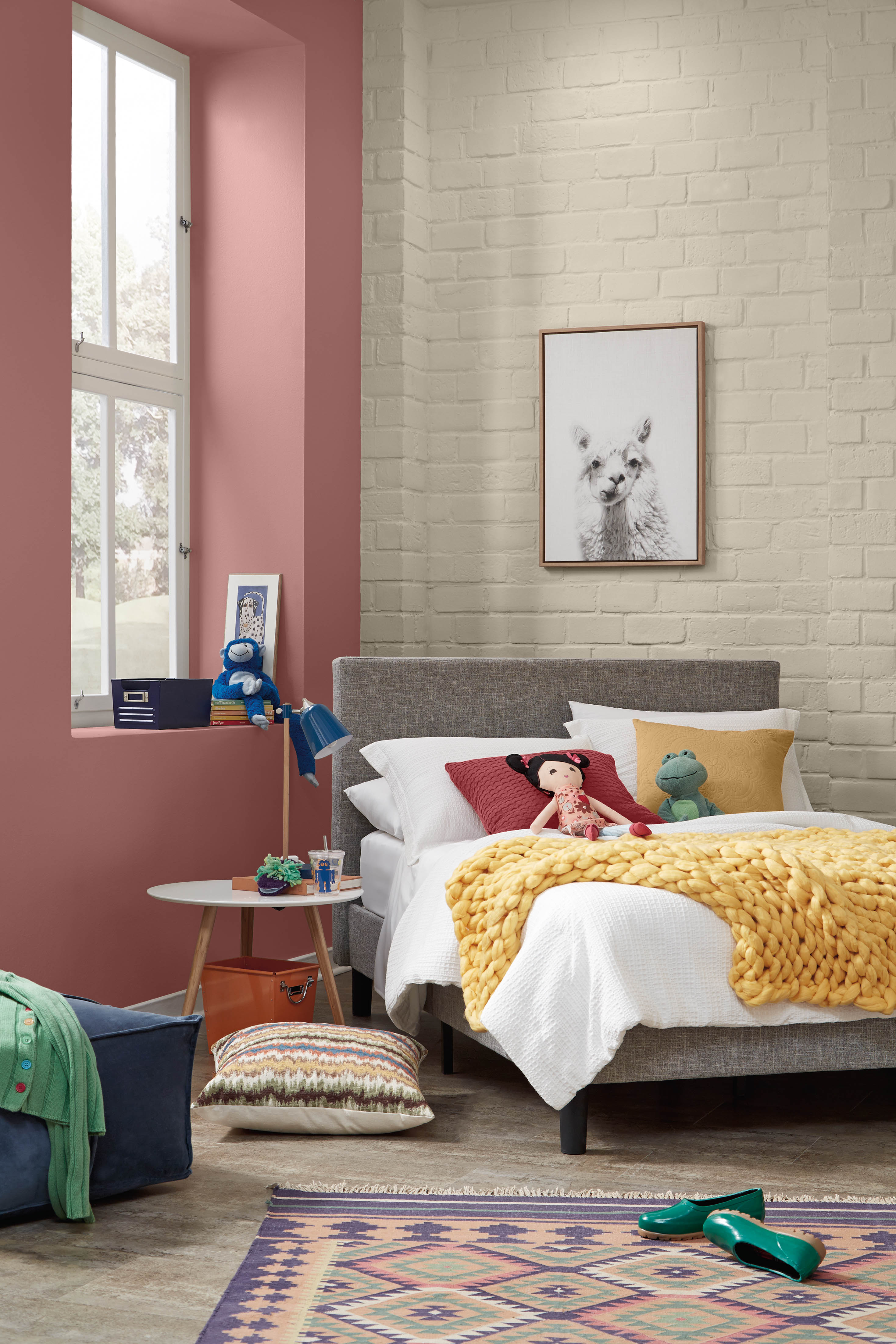 A kids’ room with a brick wall in the colour Even Better Beige and an accent wall in the colour Vermilion 