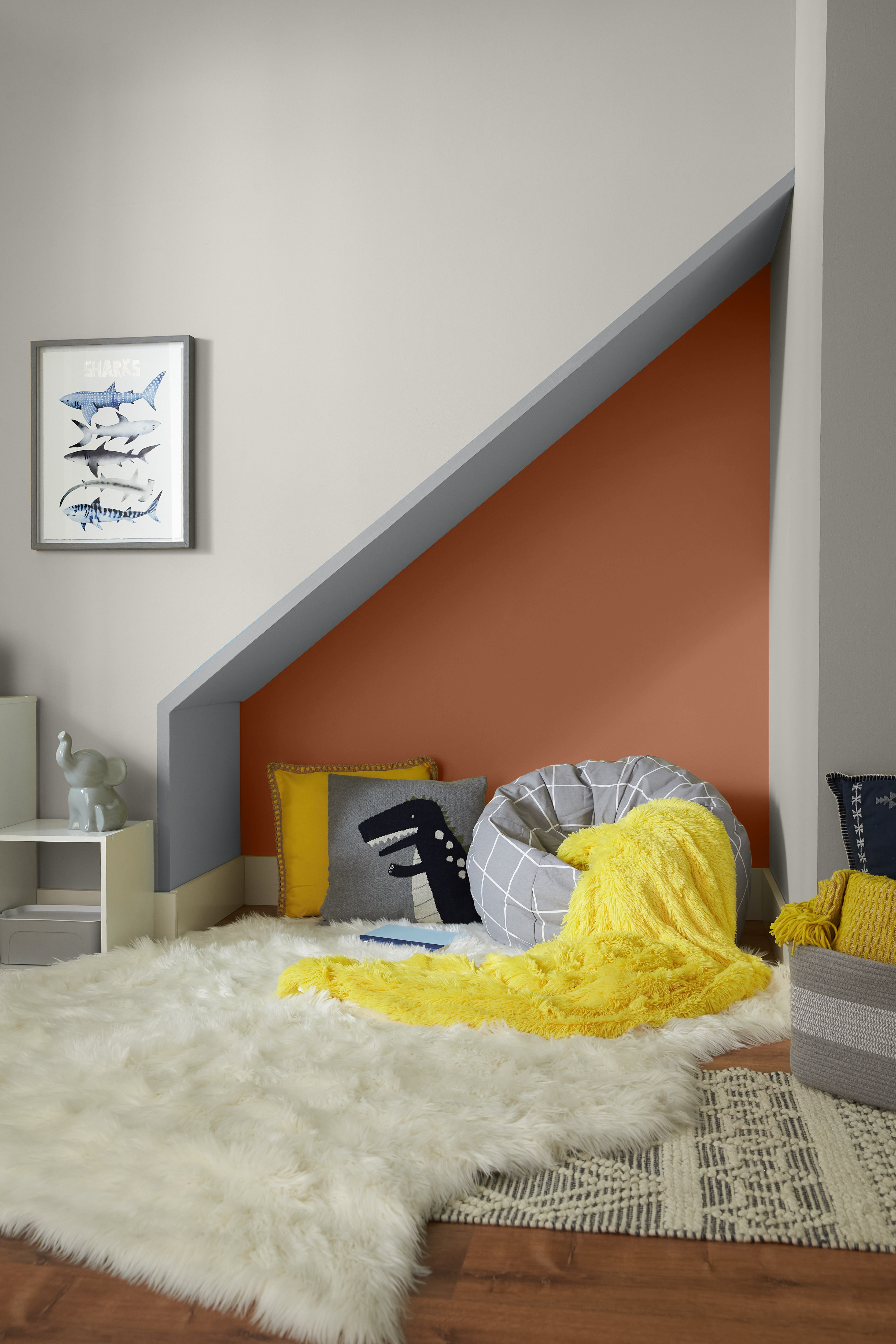 A kids’ room with walls in the colour Gratifying Gray and a small nook in the colour Orange Flambe 