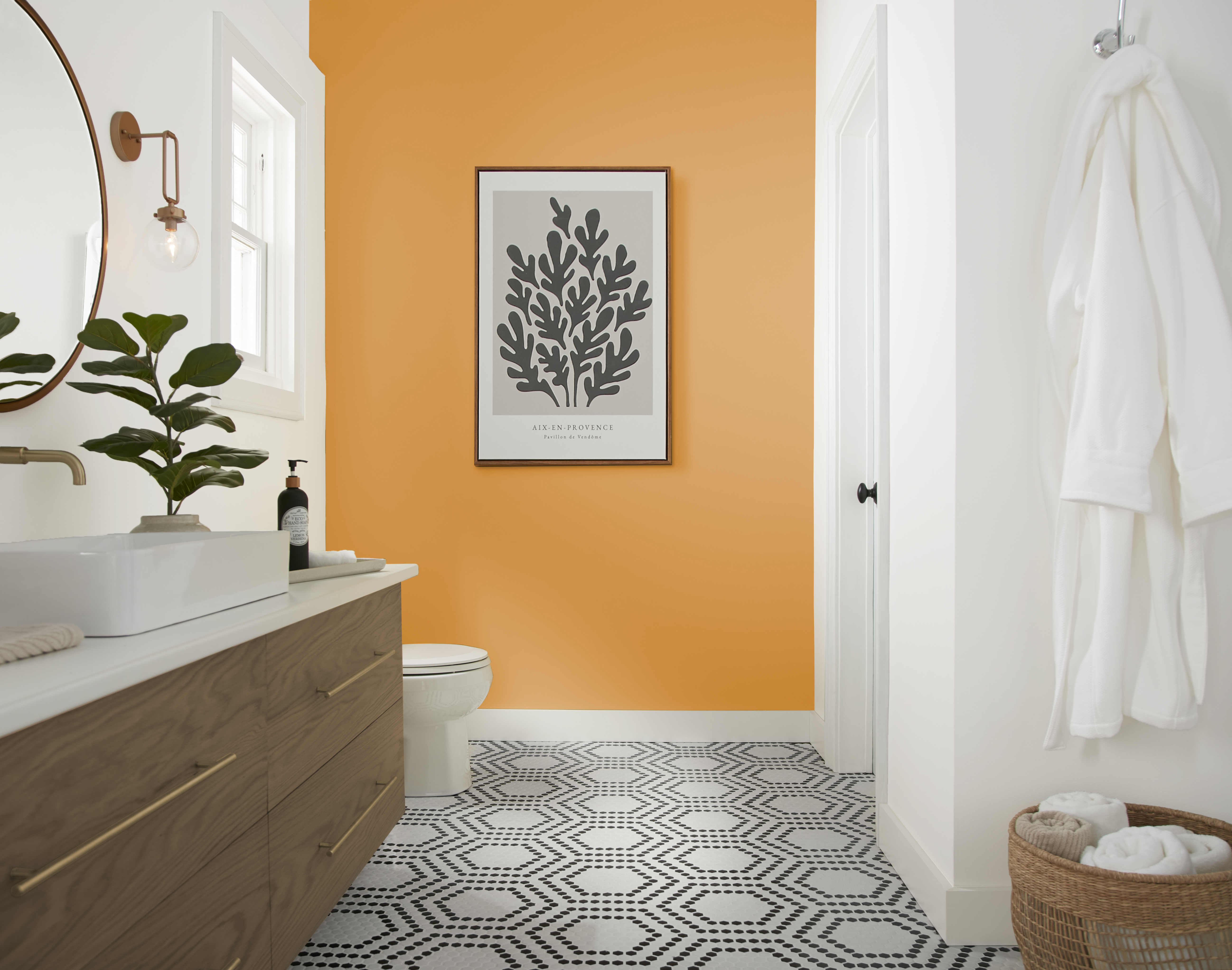 A casual and bright white washroom with an accent wall in the colour Amber Brew 